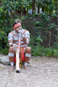 澳大利亚土著人男子在澳大利亚昆士兰的didgeridoo乐器上演奏土著音乐。
