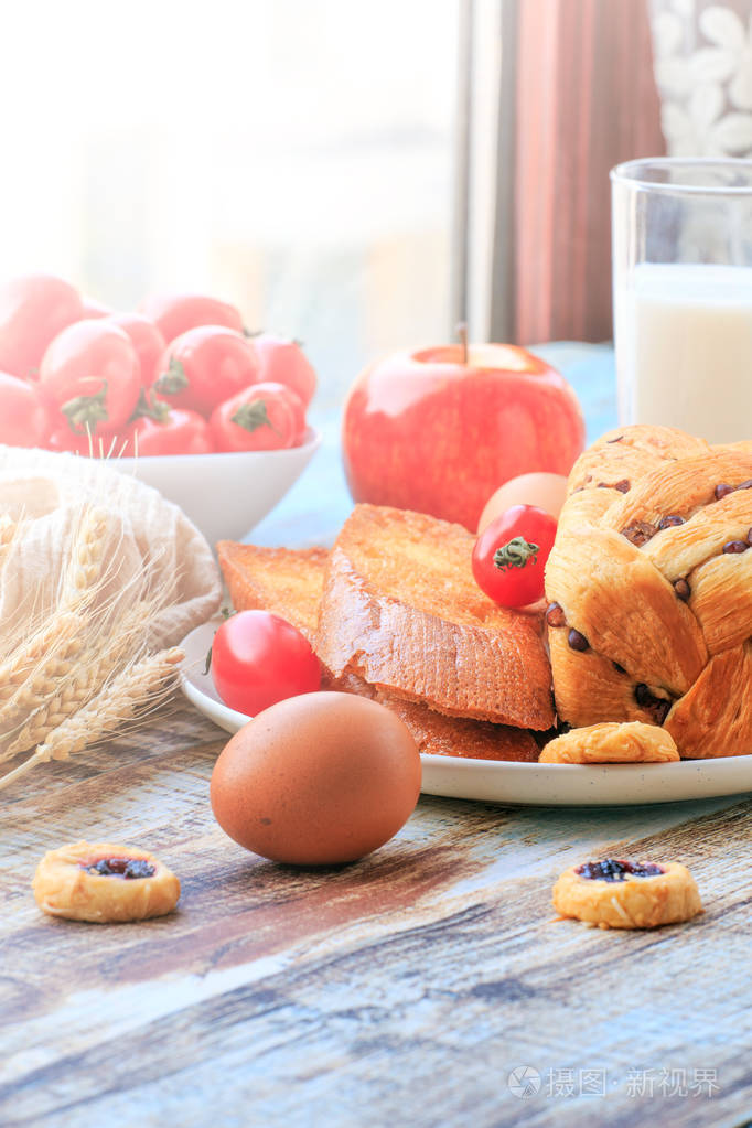 面包牛奶鸡蛋和水果在桌子上