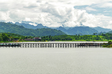旧木桥在泰国桑克拉布里坎恰纳布里省河对岸蒙桥倒塌。 早晨的气氛。