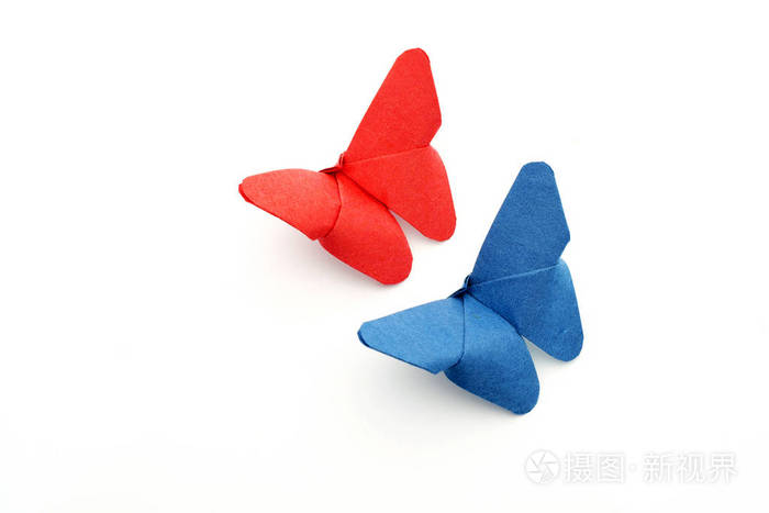 白色背景上的纸蝴蝶