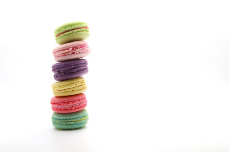 蛋糕通心粉或通心粉从上面白色背景隔离，彩色杏仁饼干，粉彩，复古卡，正面视图