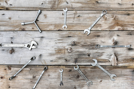 扳手,扳手,猴子扳手,螺丝扳手,车库木桌上的各种扳手工具.