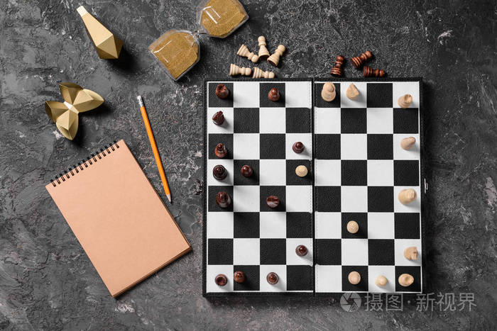 用棋子和棋盘组成灰色背景