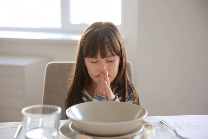 小女孩饭前祷告