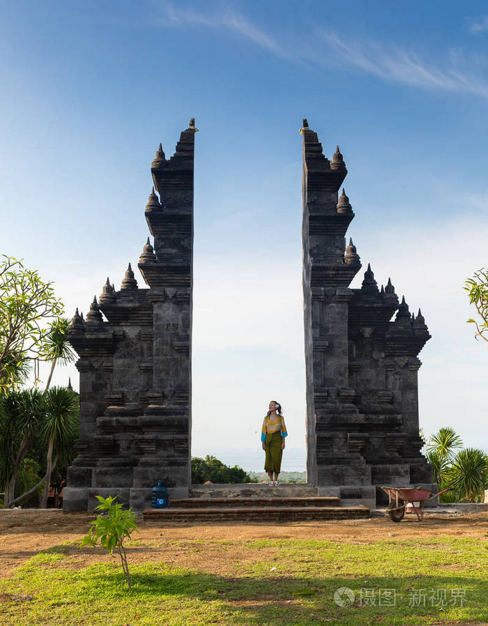 女孩站在印度尼西亚巴厘岛 pura lempuyang 寺的大门上