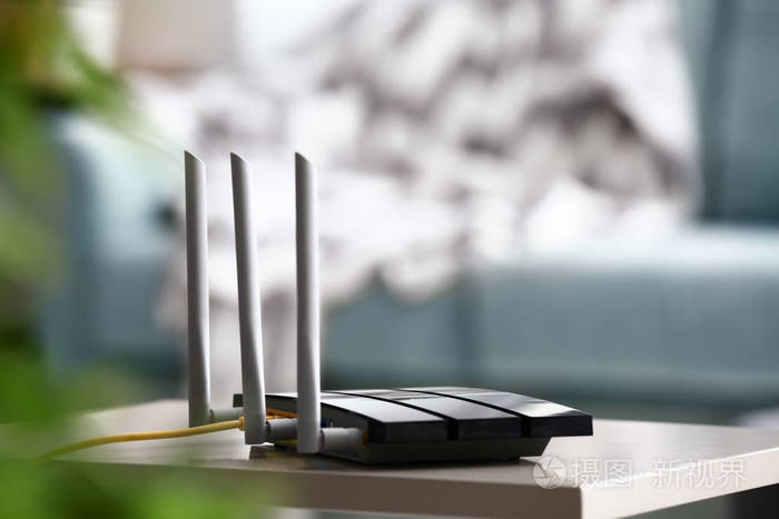 室内光桌上的现代Wi Fi路由器