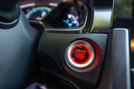 在汽车上启动停止按钮照片