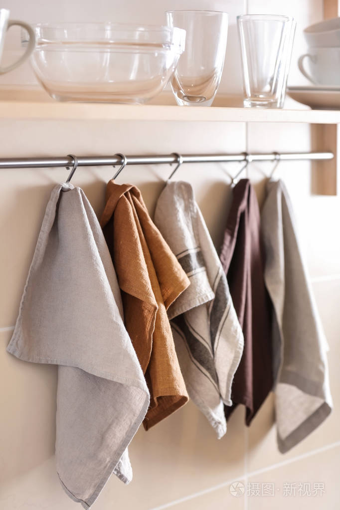 干净的厨房毛巾挂在架子上