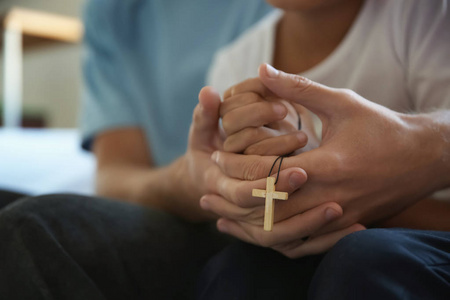 可爱的孩子在家里的床边祈祷