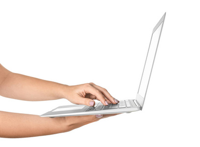 女人在白色背景上使用笔记本电脑