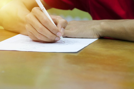 业务人员在办公桌上签署合同文件，如协议所述。 也有分析思维。