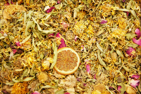 茶。土耳其市场上的干花草本和水果特写镜头