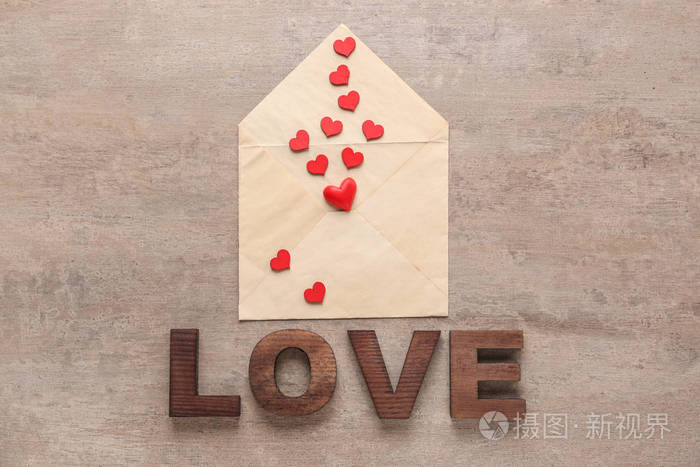 信封上写着心和字爱是由桌子上的信组成的