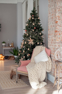 圣诞树和椅子靠近它的内部