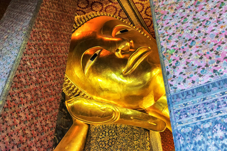 倾斜佛陀金雕像的脸。 泰国曼谷沃特菲