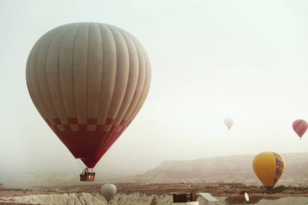 旅行。美丽的热气球在山谷上空飞行