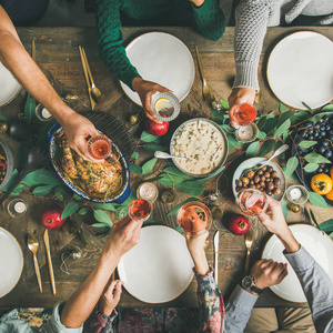 传统的圣诞新年节日庆祝派对。 在节日的餐桌上，朋友或家人平躺着享用火鸡或鸡肉蔬菜蘑菇酱和水果