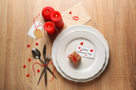 木制桌子上的情人节庆祝活动图片