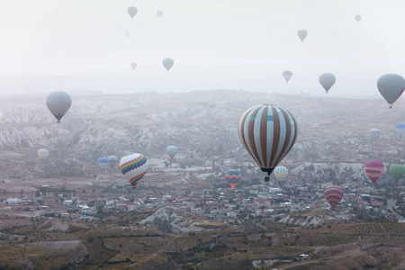 在土耳其卡帕多西亚岩石谷上空飞行的热气球