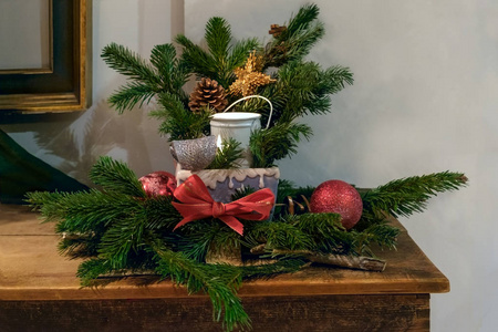 圣诞节仍然生活与冷杉树枝装饰和灯在一个黑暗的木制背景。