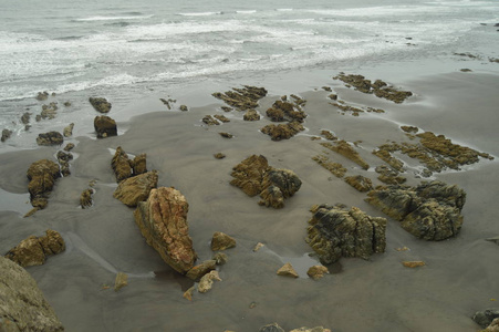 雨日在洛斯奎布兰托斯海滩上的苍蝇地质构造的遗迹。 2015年7月30日，风景自然旅行。 圣胡安德拉竞技场西班牙。