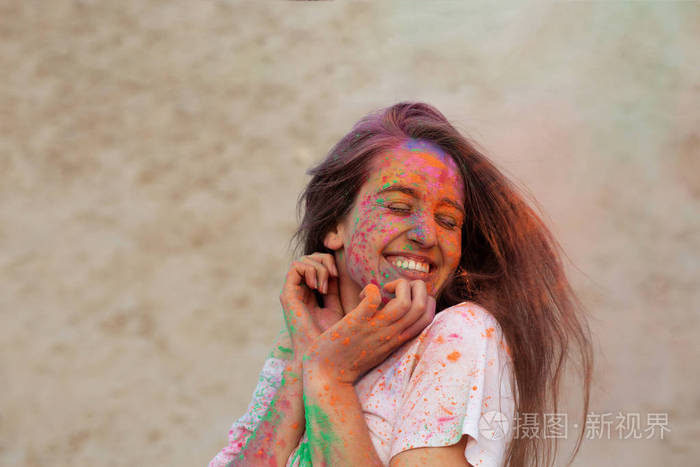很高兴年轻的模特在沙漠庆祝霍利色节。 文本空间