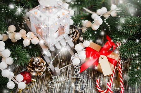 圣诞节仍然生活与灯笼礼盒和圣诞装饰的木制背景。