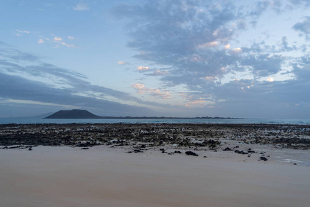 从科拉莱霍海滩上看到的洛波斯岛晨景，在费尔特文图拉加那利岛，西班牙