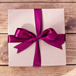 木板上的绳子卡夫盒的礼物绑在木板上的蝴蝶结.