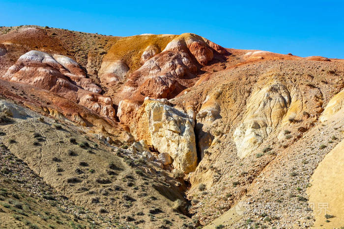 火星地貌的不同色调的粘土山kyzylchin山谷崔大草原阿尔泰共和国