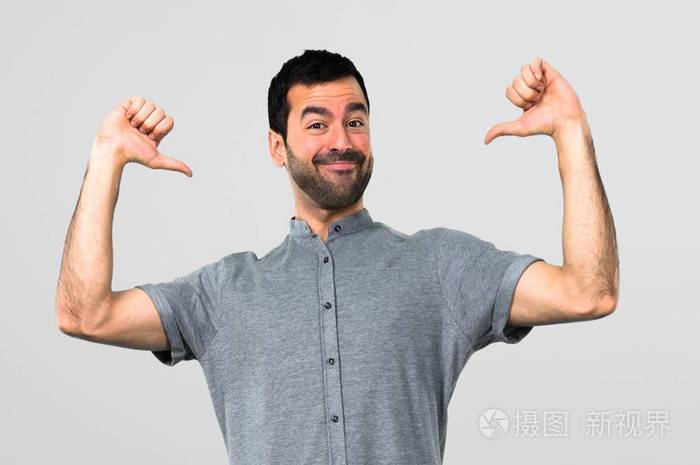 灰色背景下帅哥自傲自满的爱情自我概念