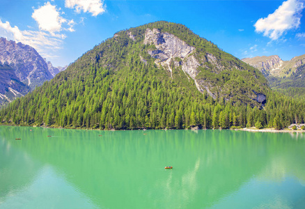 美丽的山湖夏季景观