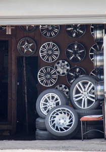各种大小的彩色和形状的轮胎车轮在视野中
