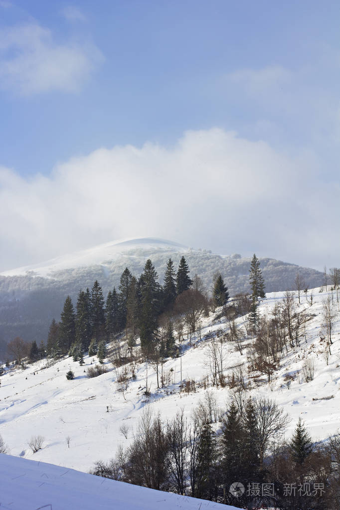 黄昏在山上的草地上覆盖着喀尔巴阡山上的第一次霜冻.