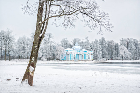 在一个冬天的阴天，Tsars koyeSelo和雪覆盖在大池塘附近的海岸的石窟亭。