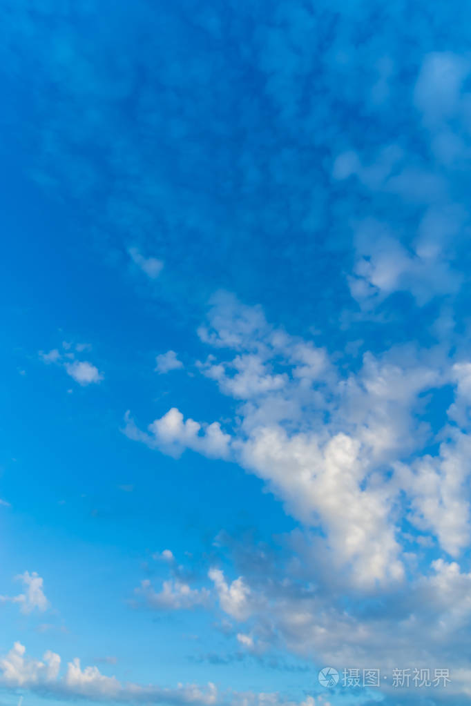 蓝色的背景有一些云