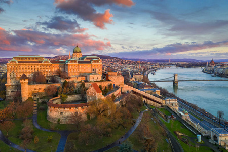 布达佩斯匈牙利黄金日出在布达城堡皇家宫殿与szechenyi链桥议会和彩色云