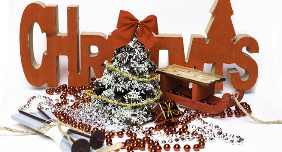 新年圣诞卡。 姜饼圣诞树饼干装饰糖果椰子。 圣诞树。 甜蜜的雪。 空白空间