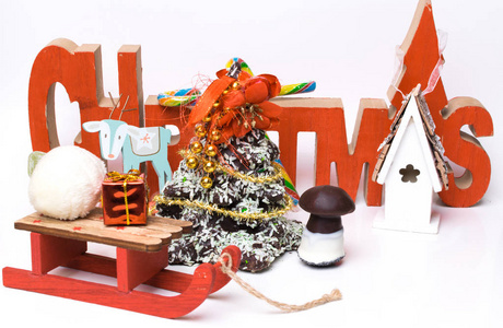 圣诞铭文新年装饰雪橇与礼物玩具鹿巧克力圣诞树白色背景