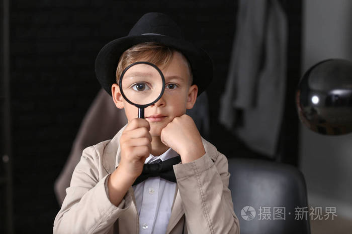 室内放大镜的可爱小侦探