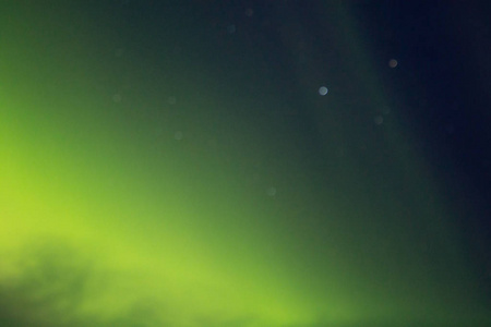 从冰岛的北极光详细视图。 北极光。 绿色极光