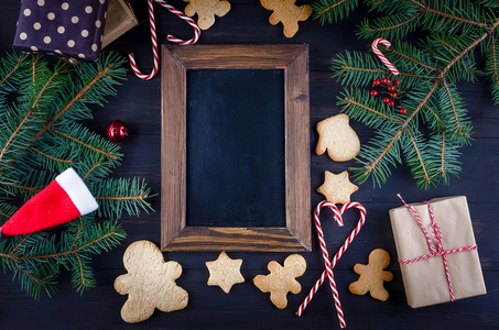 圣诞作文与空的plases与许多姜饼冷杉糠和礼品盒在黑暗的。 节日概念背景图版
