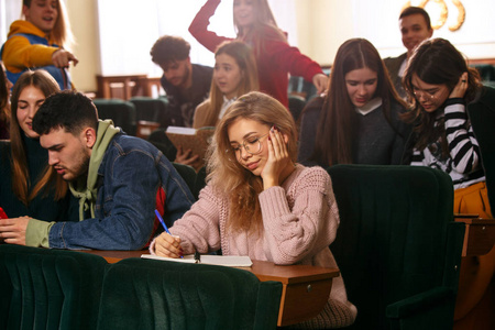 上课前, 一群快乐快乐的学生坐在讲堂里