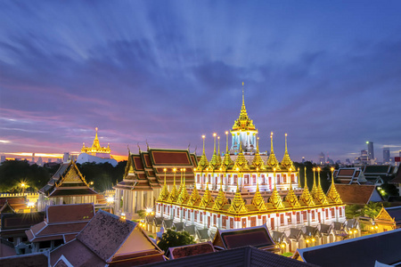 这是一个重要的地方，佛教在泰国流行的外国人旅游景点。 如果去曼谷旅行。