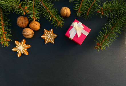 圣诞背景与现有的饼干和新鲜云杉常绿枝。