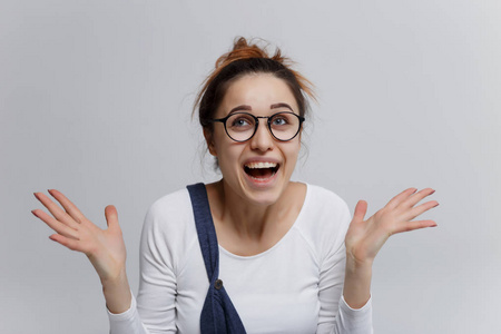 女人尖叫气急败坏的歇斯底里的愤怒的年轻女人一个小悲伤的蹒跚学步