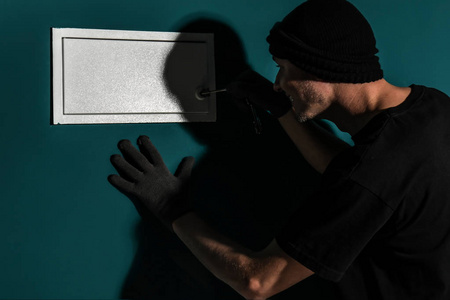 男贼在室内破门而入照片