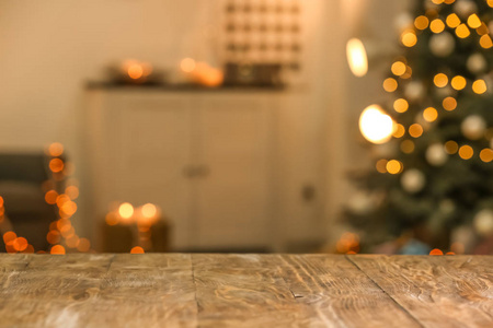 木质桌子的近景，以抵御模糊的圣诞节内部