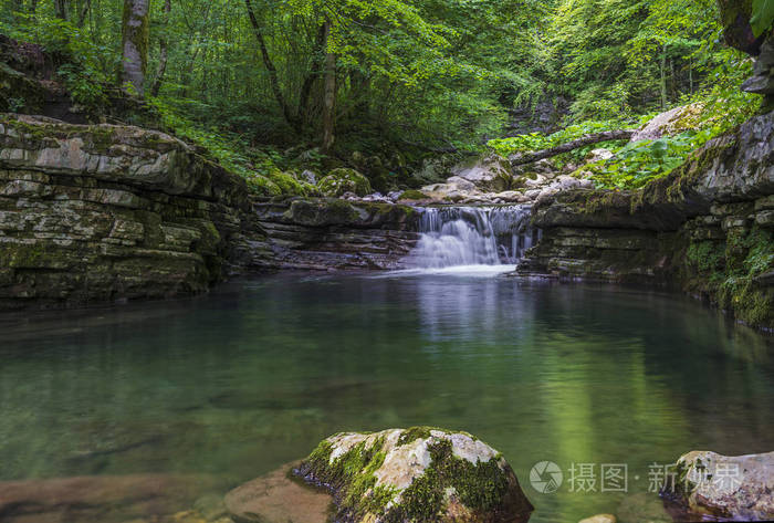 山峡谷深处美丽的瀑布。斯洛文尼亚特里格拉夫国家公园，欧洲