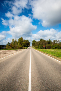 夏季沥青道路，有标志和标记